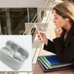 Estudiante con audífonos inalámbricos