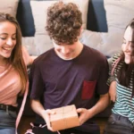 Estudiantes abriendo regalos