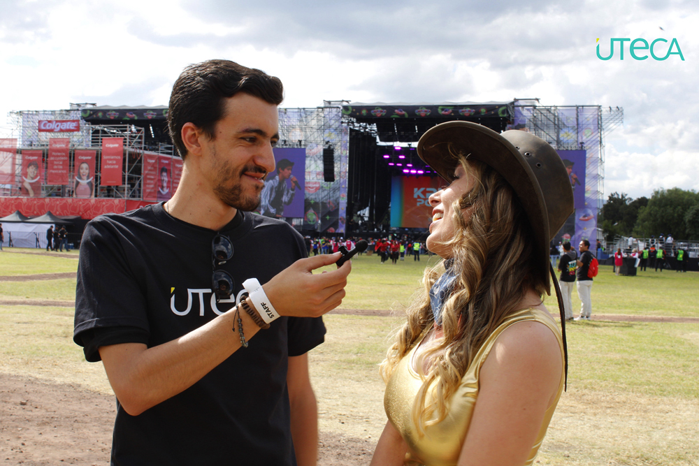 Alumno entrevistando a asistente de MULTIVERSO 2025.